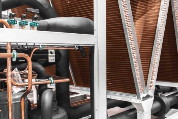 Refrigeration equipment with natural refrigerants